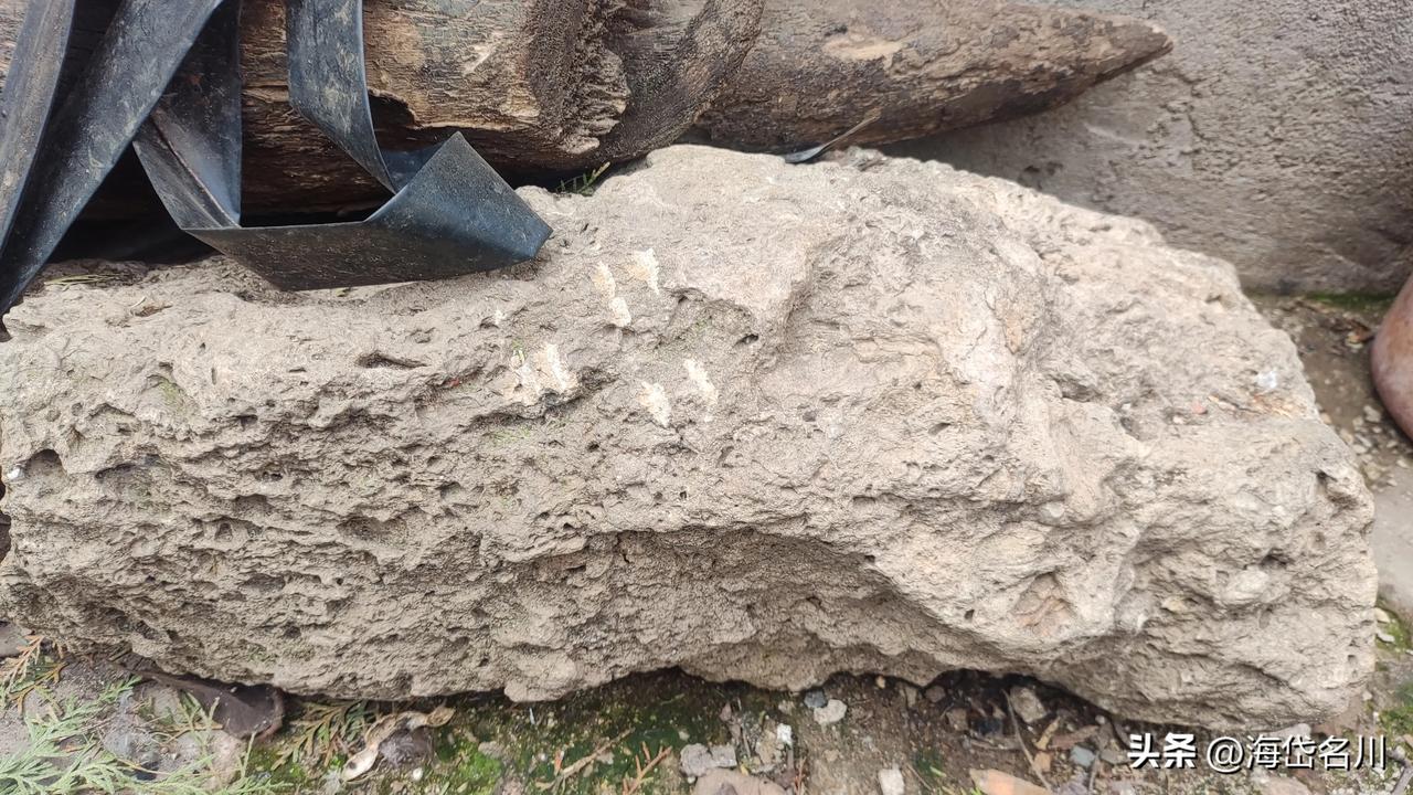 真是暴殄天物啊，这也是好几百年火山遗留的产物了，这么好的东西就被丢弃在墙角落里了