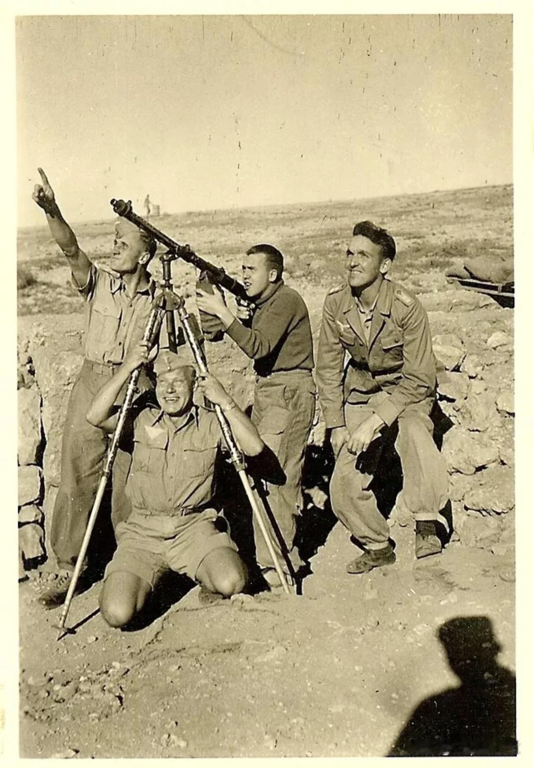 1941 年至 1943 年间，一群德国空军人员正在一挺操作安装在防空炮架上的 