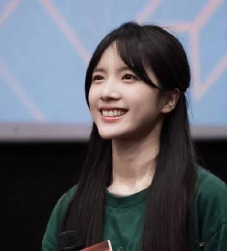 李思潼会去演古装剧吗？李思潼那张脸骨相立体、眉眼带故事，披块破布站那儿都像幅画。