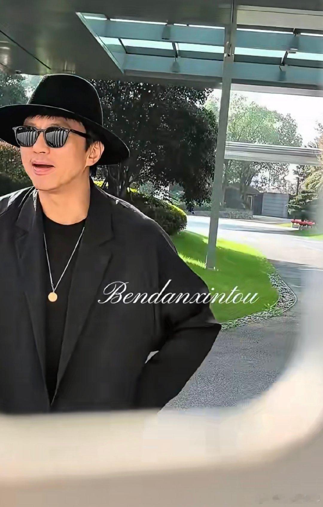 拄着拐也挡不住的舞台热情！超哥带着伤依然元气满满，专程停下和粉丝打招呼的样子，又