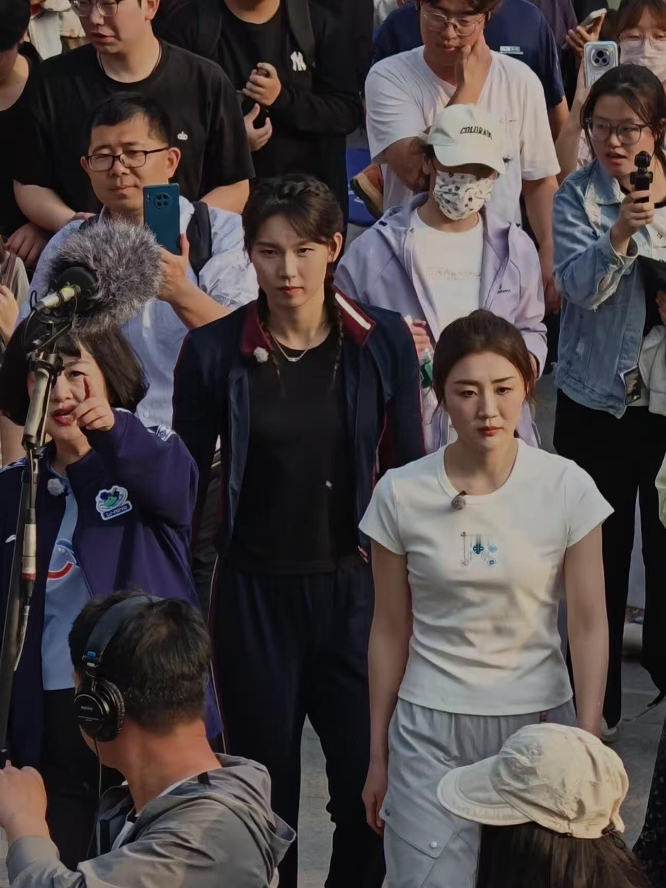 陈梦鞠萍同框 从威海荣成到淄博现场，鞠萍姐姐带着家乡情结而来；从青岛到世界冠军，