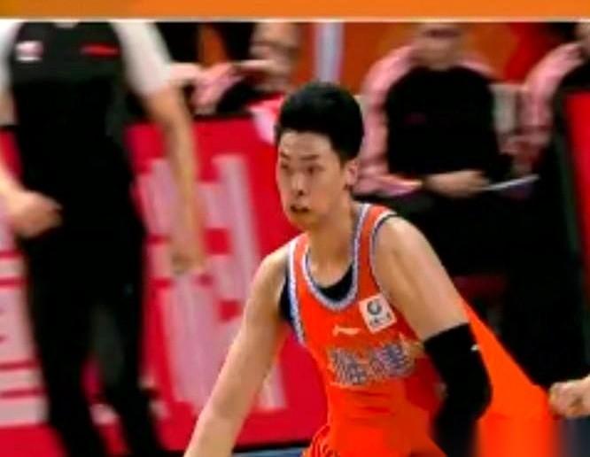 慢动作回放，都快看包浆了。
那一下，是冲着人脖子去的。
结果裁判大哥走回场内，手