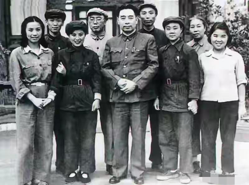 周总理和年轻同志的合影