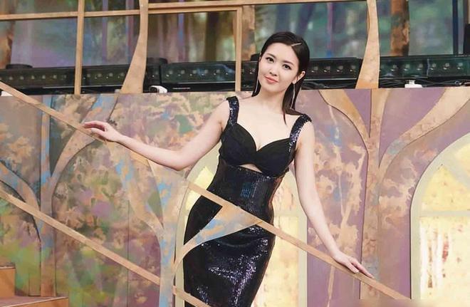 陈庭欣以红色三点式泳衣引起关注，虽为主持人多年却总徘徊在配角圈。她身处争议之中，