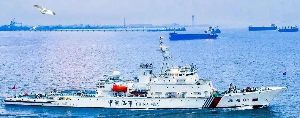 咱们中国海警编队正在那片海域搞常态化专项执法，带队的是一艘国产大船——海巡06轮