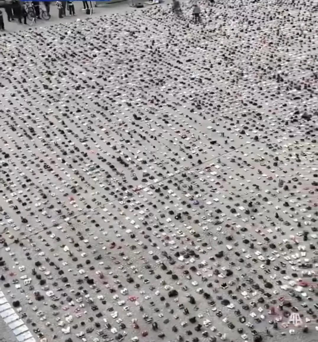 荷兰阿姆斯特丹，当地百姓在广场上摆放了数千双童鞋和玩具，悼念在加沙地带被以军杀害