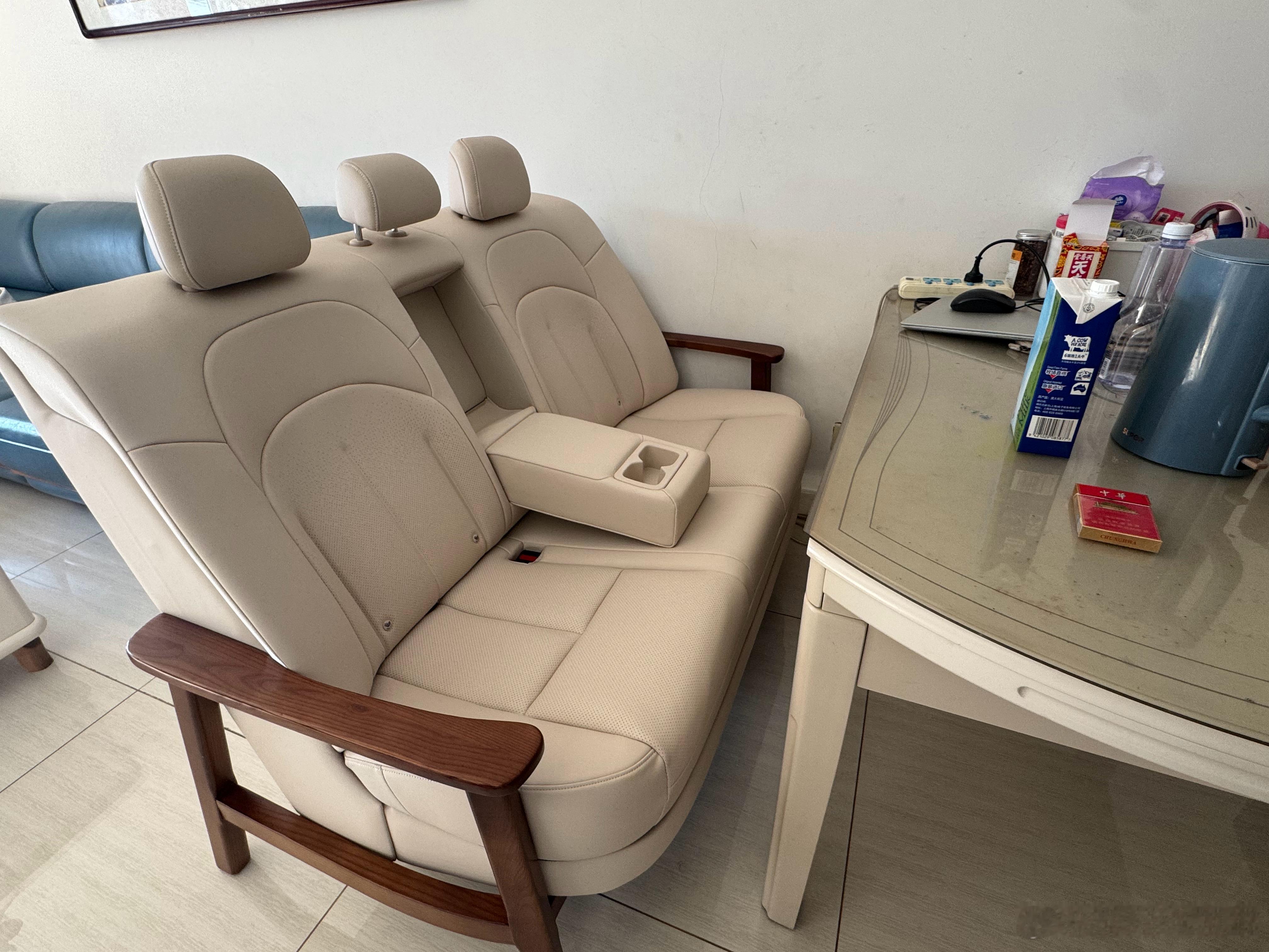 东风日产的大沙发到了，实在没地方放了，改当餐桌椅吧。 真舒服 说说跟家里沙发的区