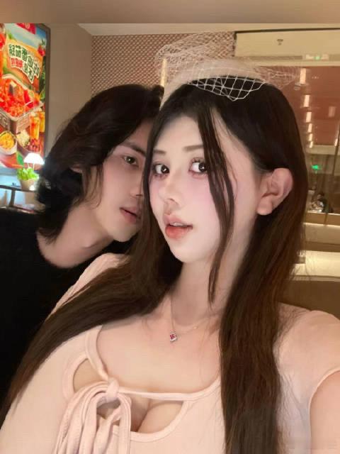 韩安冉前夫说今年结婚原来说的前夫是泽西，人家还是有名字的。韩安冉那么多前夫突然蹦