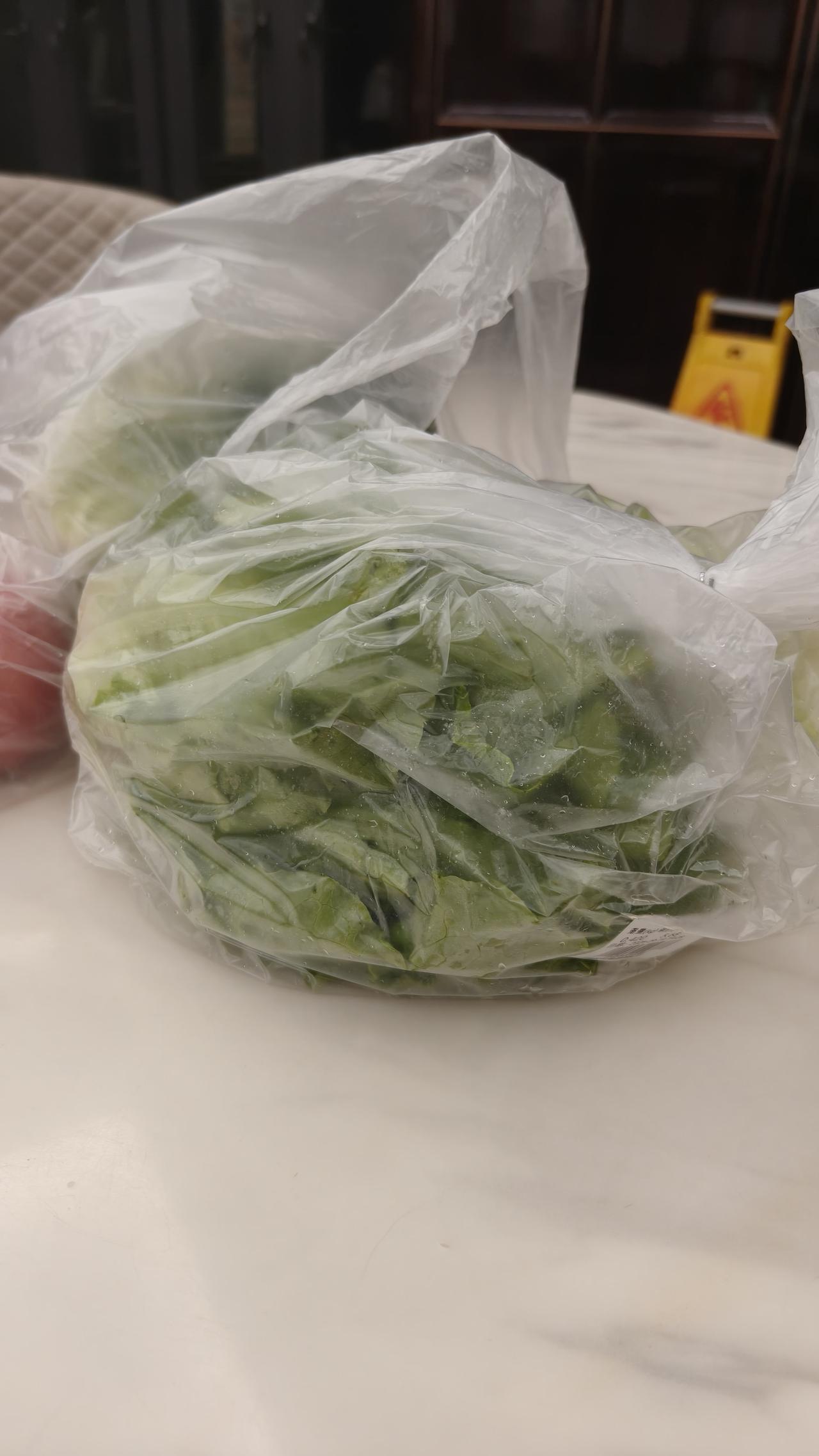 家门口新开了家小超市，每晚七点半，青菜准会打折，我天天都绕过去瞅两眼，顺手捎点回