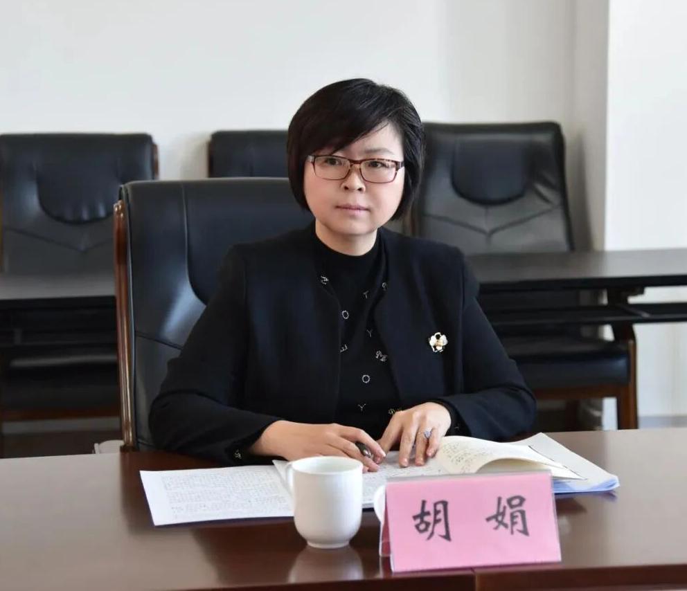 朋友在山东济南城市发展集团上班，今天听说他们公司一个女性胡总上了热搜。胡总长着一