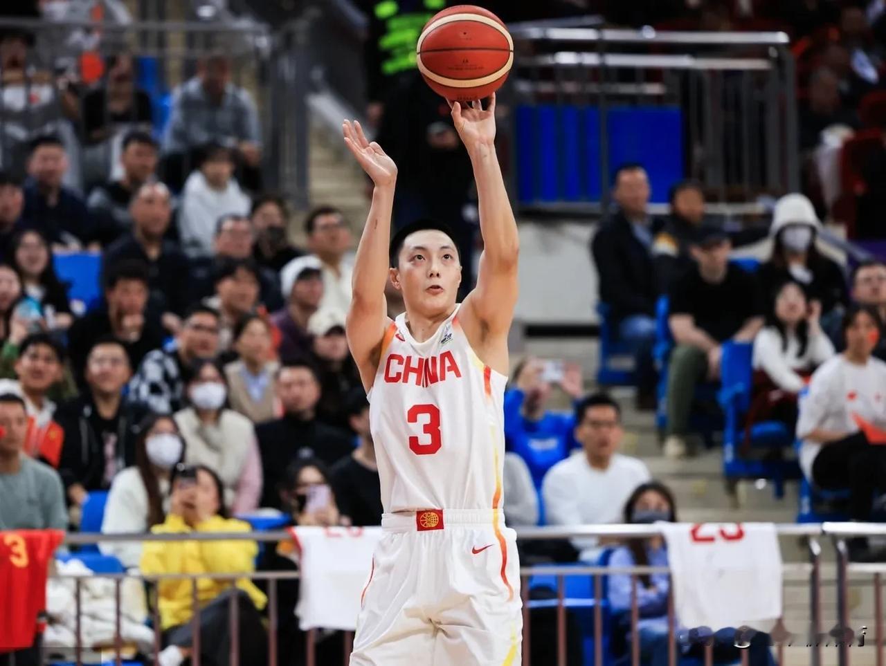 恭喜中国男篮，基本上锁定小组第一身份出线！
上一场虽然男篮险胜沙特阿拉伯，但是对