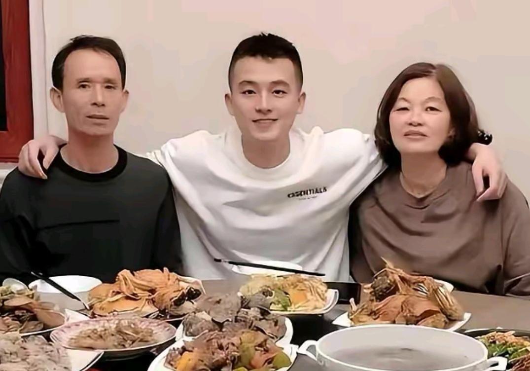 以前老人总说：这人啊！老了要想有福享就得养着好孩子。想想这句话真的很有道理。孩子