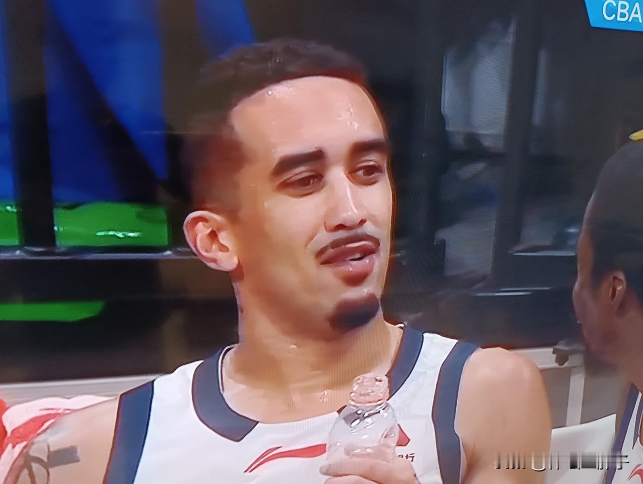 今天没有盼来对广东男篮外援奎因的进一步处罚，但是 ，还是要给蓝鞋提个醒，建个议。