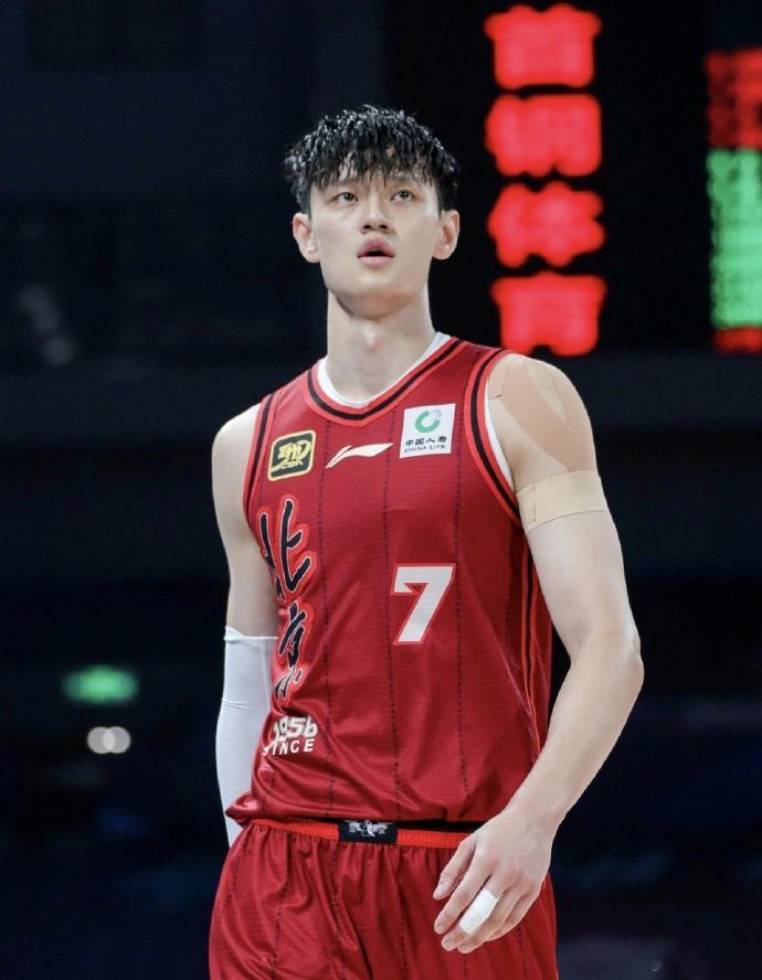 相较于上一次代表步行者出战夏季联赛，如今曾凡博的投射、对抗和比赛经验都有着明显的