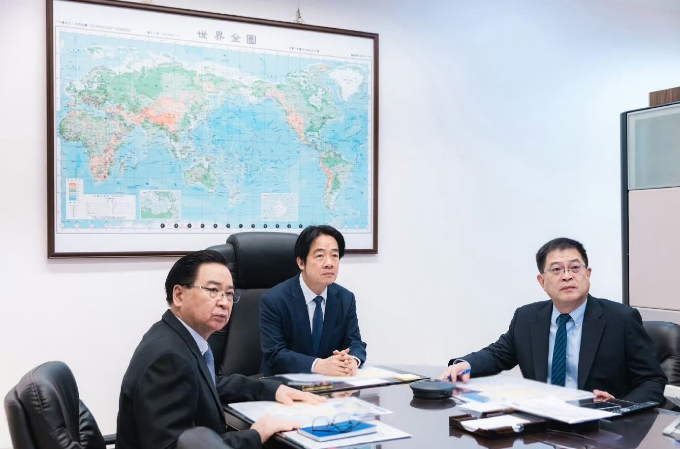 赖清德这指挥室什么水平？台军承认五大演习区域进入12海里台湾