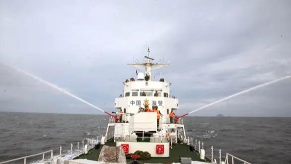 为了应对菲律宾的挑衅，我国设计了一艘海警船的图形，这种船的建造成本不高，全舰以水