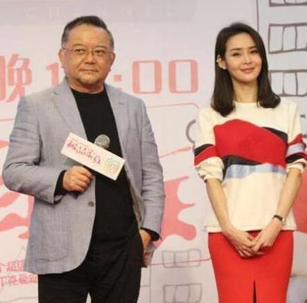 2006年，58岁的王刚三婚娶了小他20岁的郑艳东。新婚之夜，王刚对郑艳东说：“
