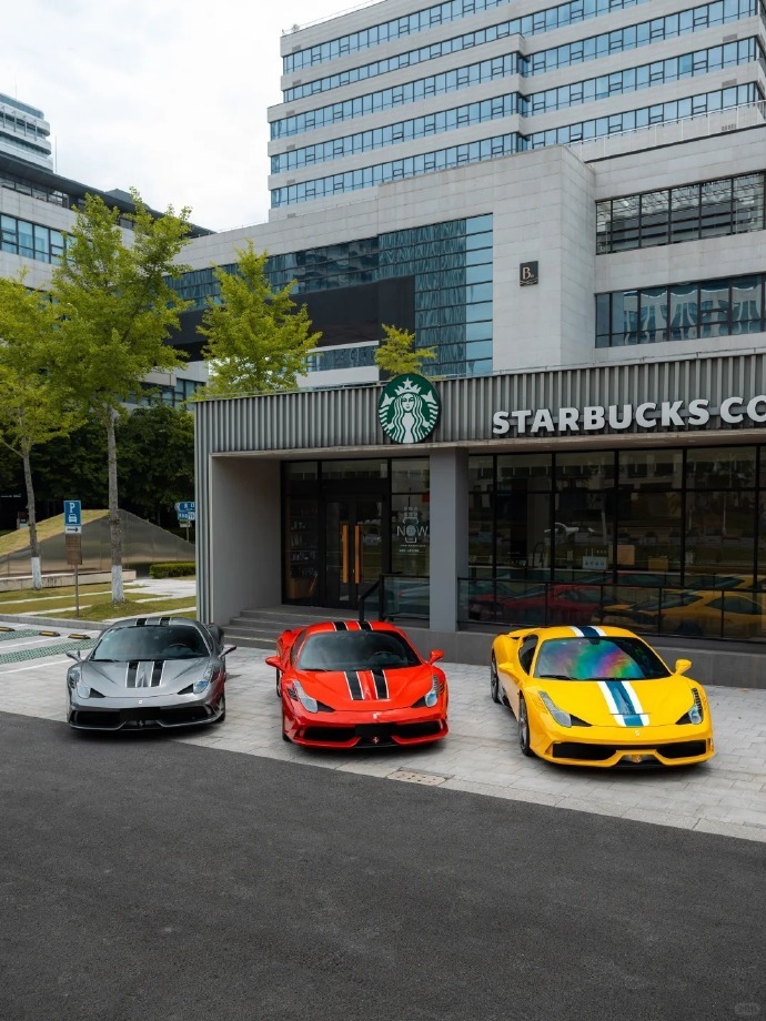 瞧瞧这台 Ferrari 458 Speciale！它可有三种不同的颜色呢。快来