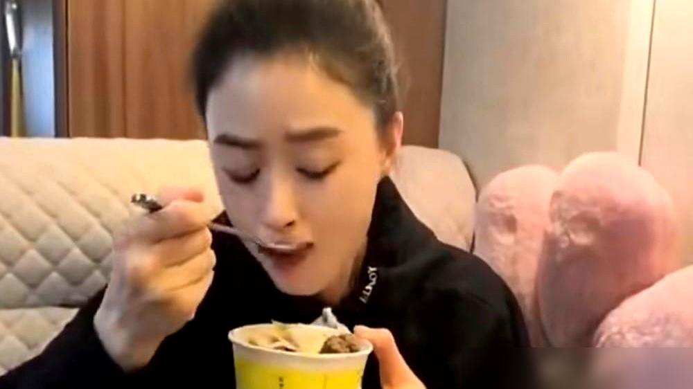 蒋欣最近红毯状态，终于对味了。
之前为了穿修身礼服上镜，1米71的个子从140