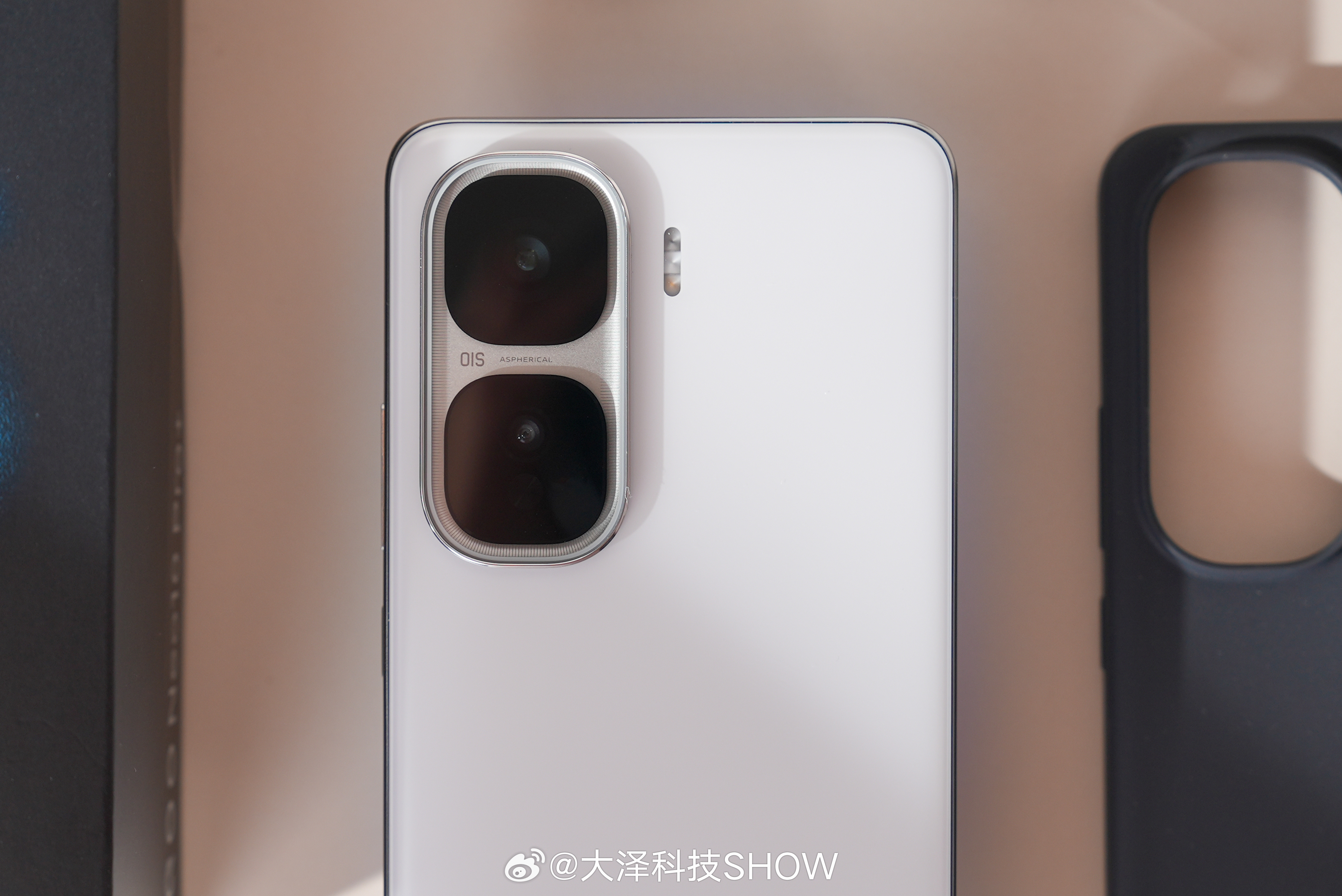 iQOO Neo10 Pro+实拍图赏来了，骁龙8至尊版也下放到Neo，还是满血
