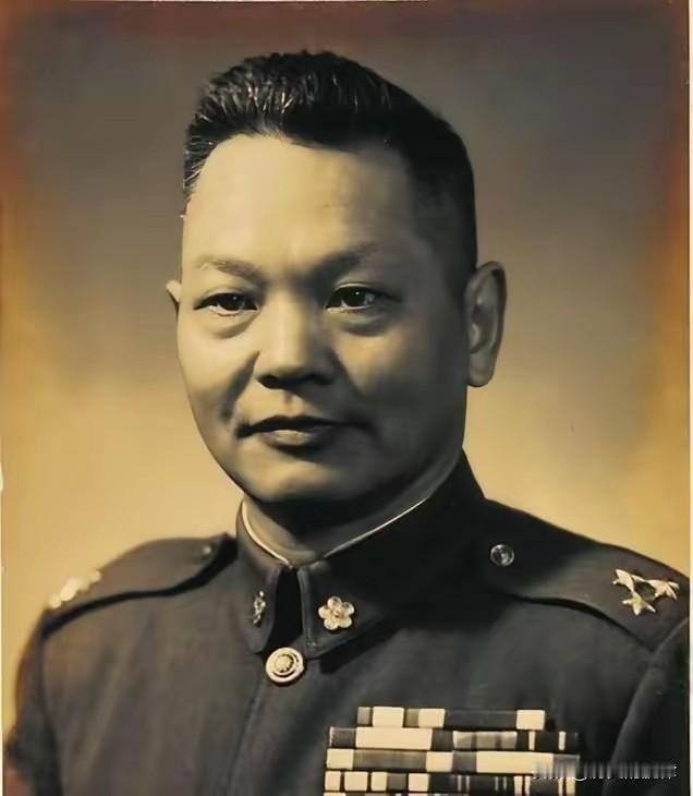 1939年惊险一幕！国军中将一眼认出神秘秘书，徐海东一个手势稳住全场
 
抗战进