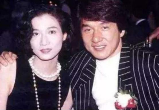 1999年，怀了孕的吴绮莉向成龙摊牌：“我一定会生下孩子的，如果你不承认，我就向