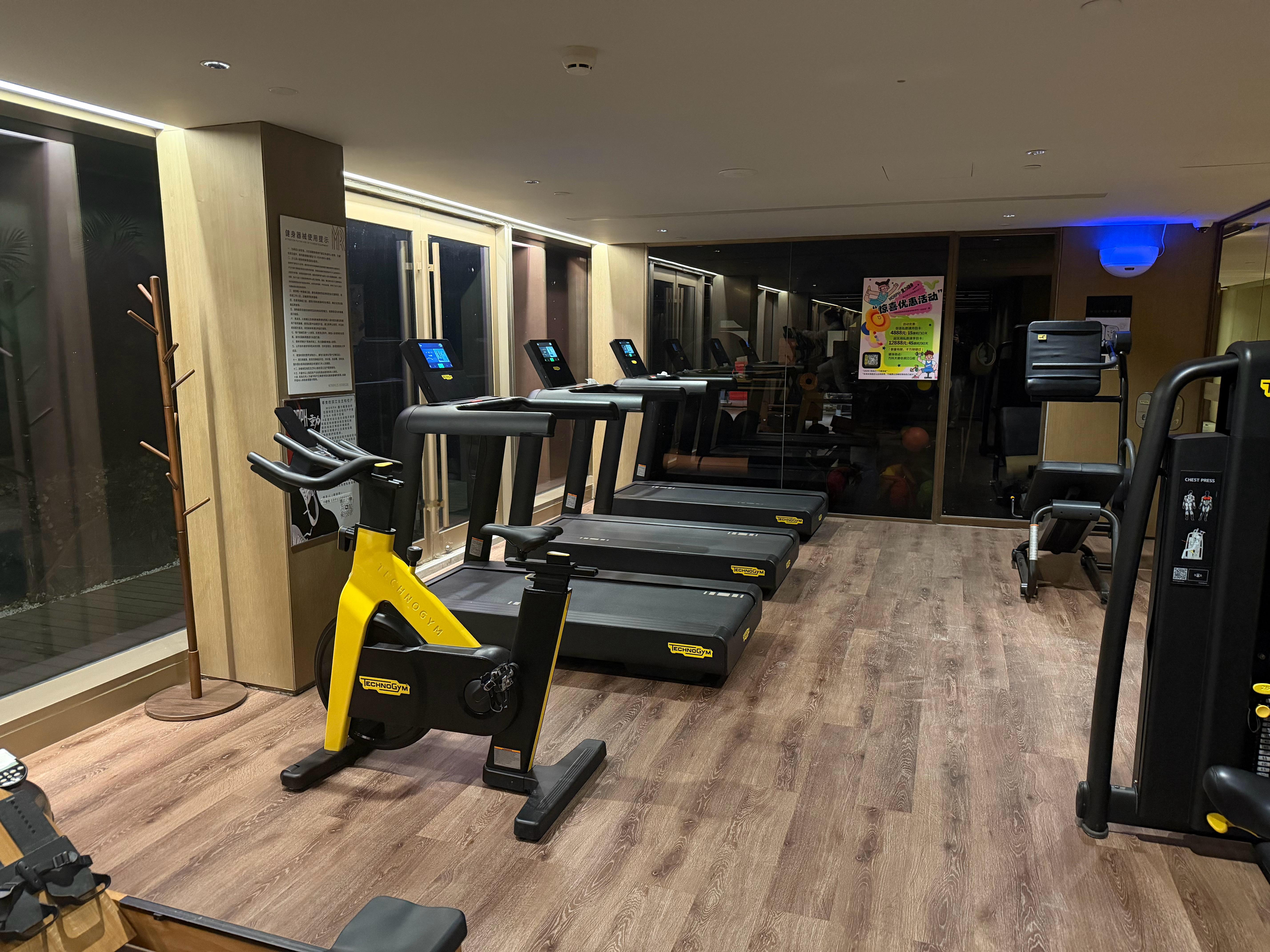 自从脚扭伤以后好久没来健身房练一练了～今天来练一下 北京