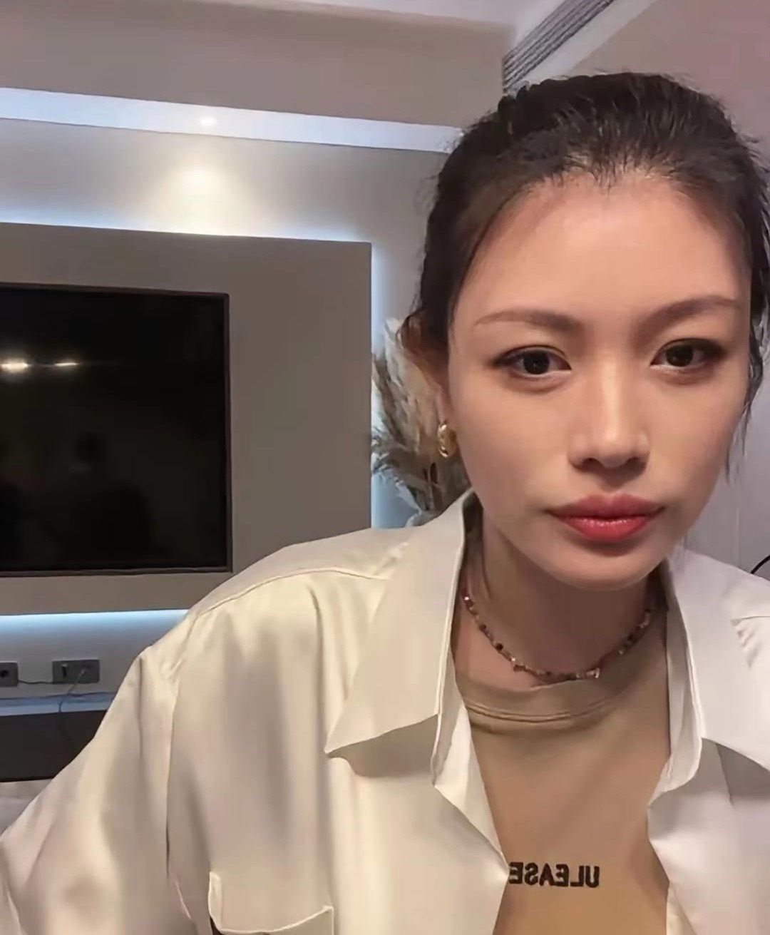 昨天在葛荟婕的直播间里，葛荟婕说出了女儿跟她不亲的原因不是因为汪峰不让她见女儿，