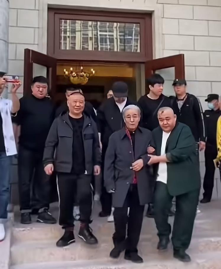 杨鹤通被撤了教学主任和队长职务，郭德纲在武汉的演出被文旅局立案调查，这俩事前后脚