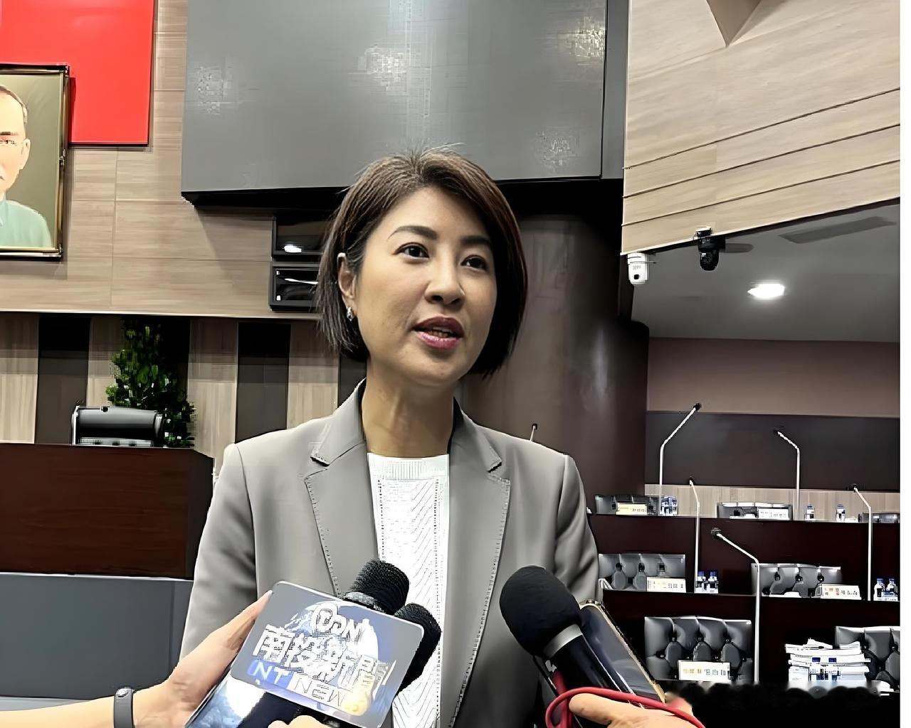 台湾那边我最佩服的，就是许淑华。
 
她是中国台湾南投县县长，一心为当地百姓谋发
