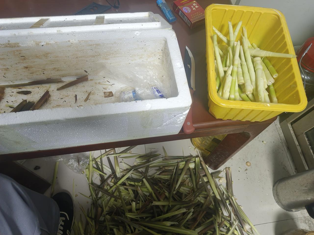 美味，付出的不仅仅是钱，还有功夫：三斤笋，剥壳剩下大约三分之一。弄点辣椒、咸菜、