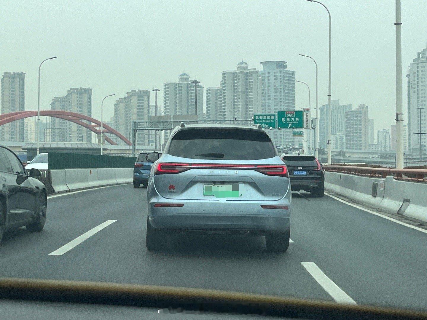 刚刚在南北高架上遇到一辆问界，看到车尾左侧这个很有意思，刚好没拍清楚，猜猜看，滚