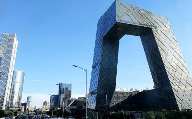 央视大楼，被俗称“大裤衩”，多年以后，央视大楼的洋人设计师“库哈斯”在国外媒体的