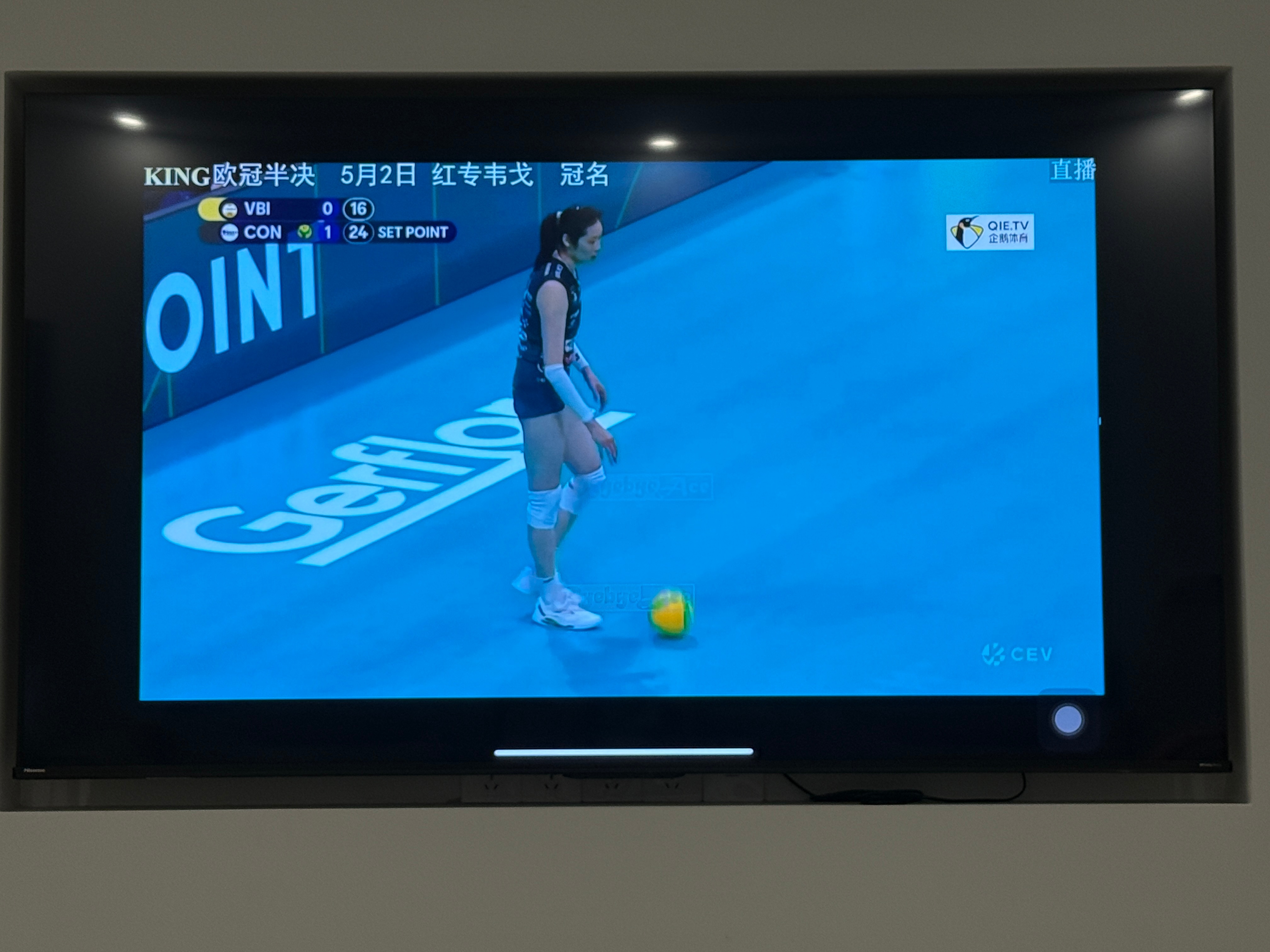 第二局科内25-18再拿一局，银行太粗糙了感觉科内要3-0横扫了睡了，好困好困，