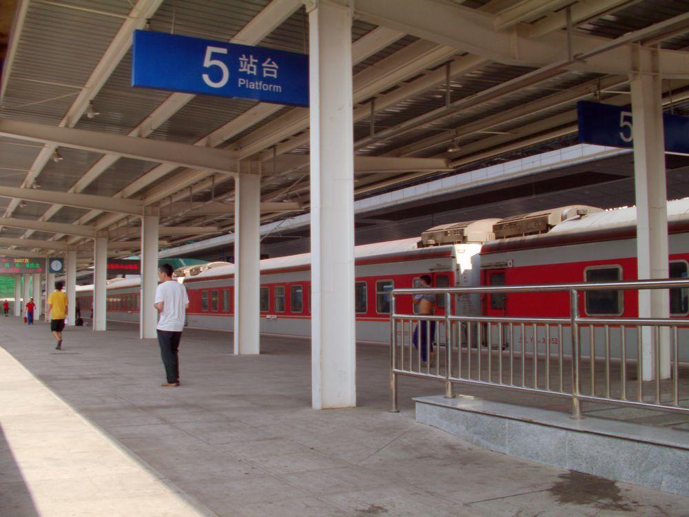 十几年前重庆北站存在了四年多的一座临时站台，本来重庆北站既有的南场建设初期有四块