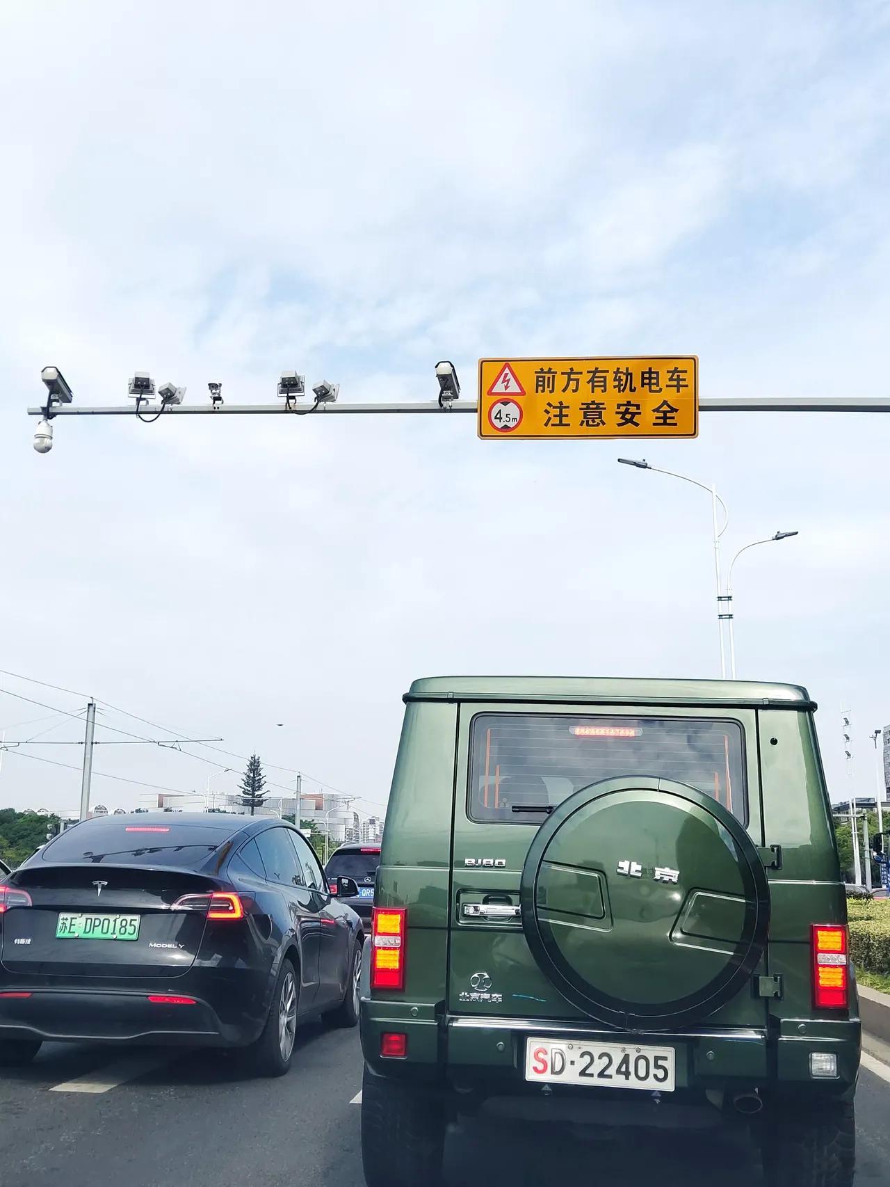 不懂就问！请问这是一辆什么身份的车！那个地方的！什么级别！ ​​​