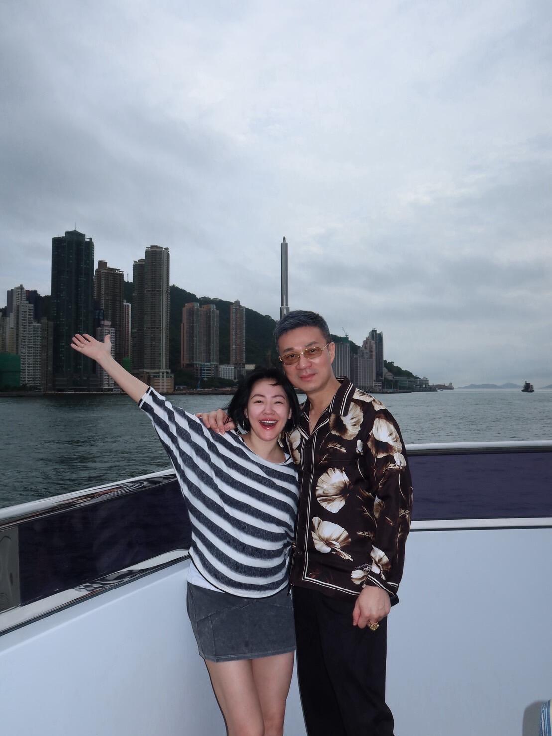 Mike偶包很重诶！还要小S出来帮他澄清那不是白头发，而是奶奶灰发胶小S全家香港