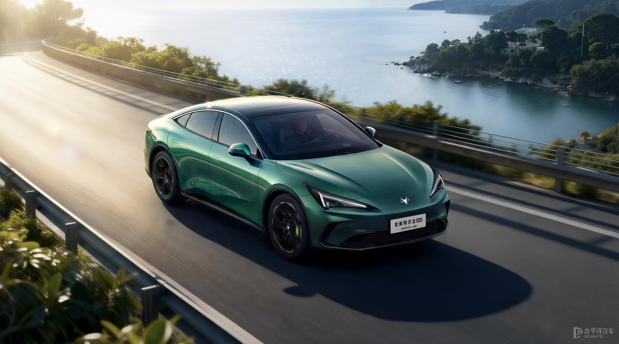 极狐全新阿尔法S5官图曝光，明天预售！
车长加长66mm，大溜背+可升降尾翼，还