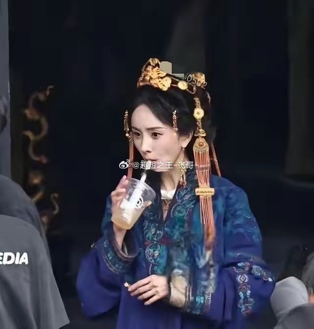 我承认，看到杨幂喝咖啡的那一刻我直接惊呆了，想说一个这么有钱的大咖，怎么会喝这么