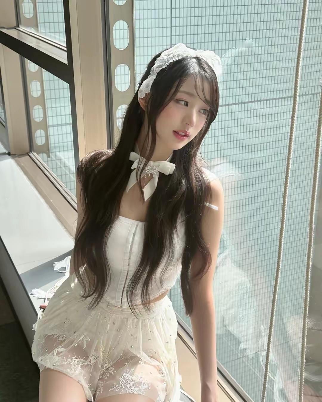 张元英大胆的白色蕾丝透视装，这颈环什么意思？ ​​​