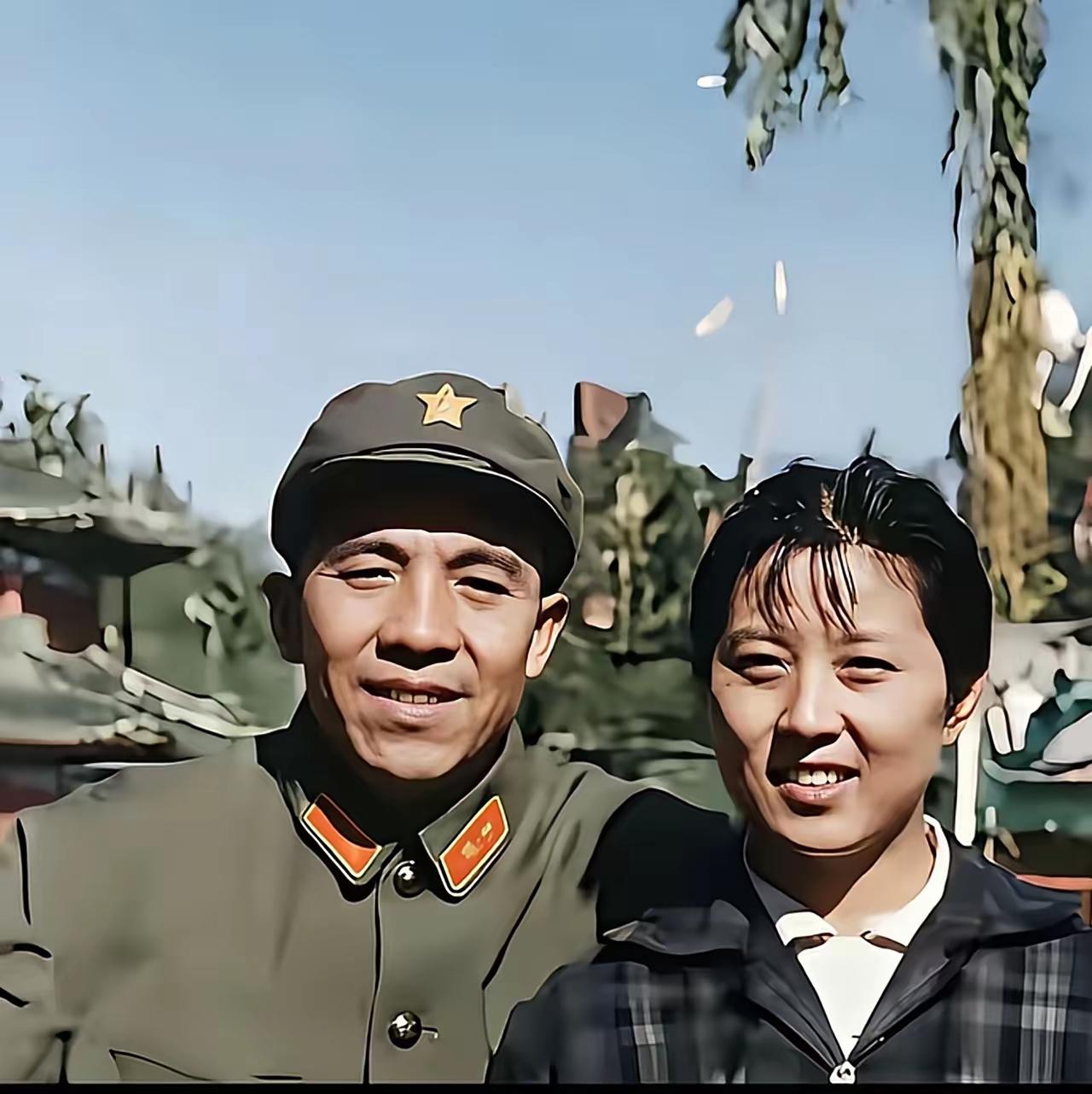 这难道不是年轻时的杨洪基老师吗？杨洪基老师可是我国知名的男中音歌唱家。他演唱的《
