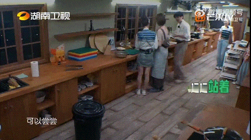靳梦佳把昆凌照顾得好好节目里这段互动看得人心里软软的，昆凌独处时有些放不开，靳梦
