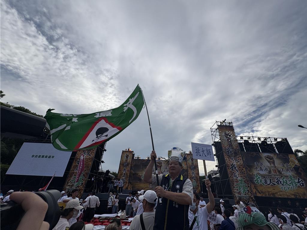 反毒油游行民众戴厨师帽挥旗抗议 支持者：“政府”不交代将持续上街
国民党今天(5