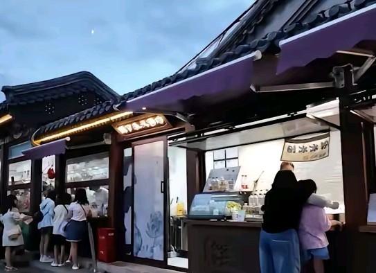 走遍全国，逛的几乎都是同一个模子刻出来的景区，同一个流水线批量生产的古镇。有网友