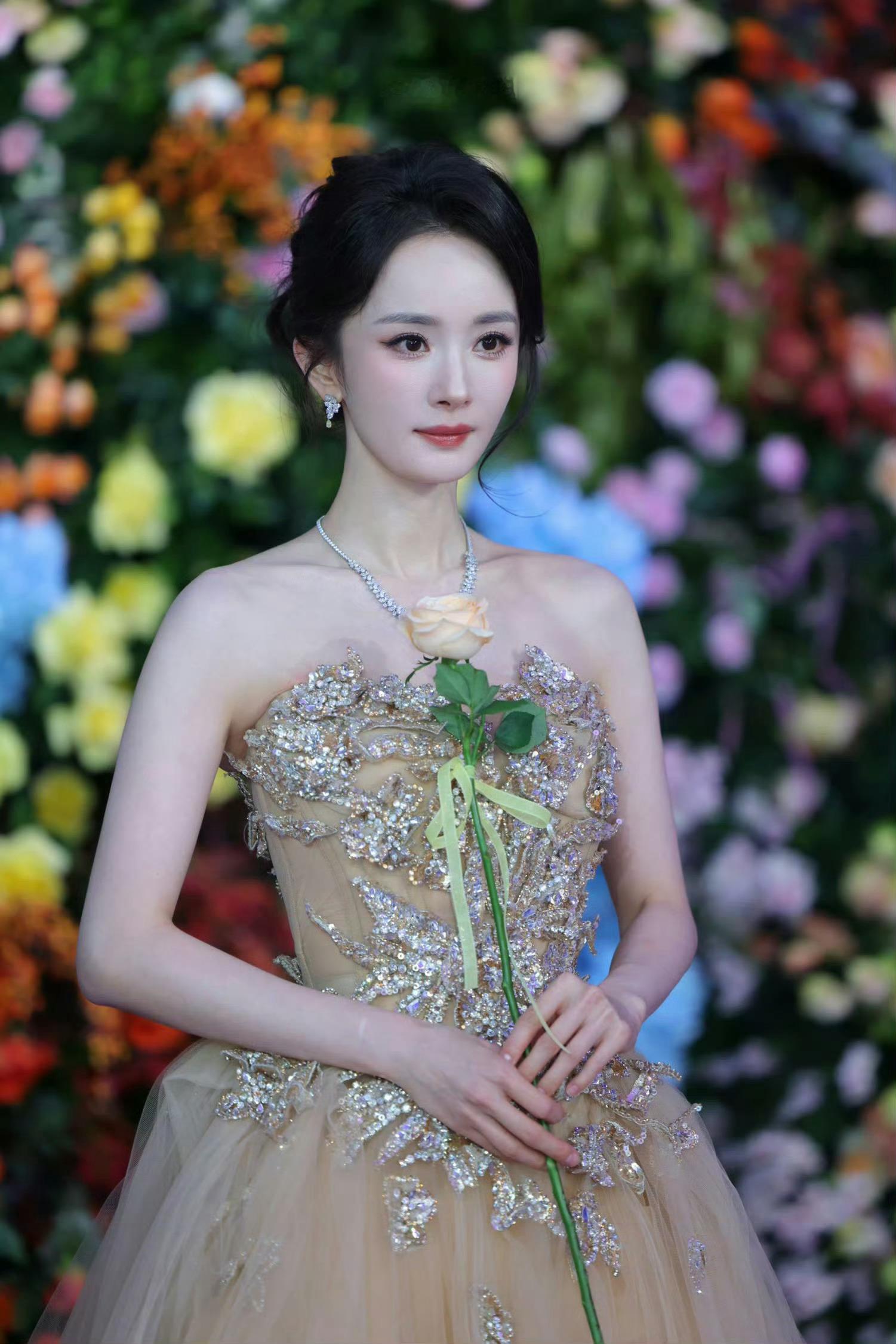杨幂美貌比钻石更闪耀wc这是生图，直接愣住…这状态真的绝了，生图都这么能打，杨幂