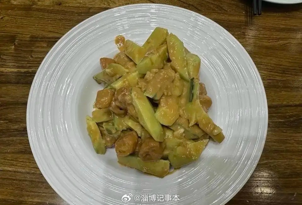 淄博夜市四大名菜：煎青鱼、炒花蛤、辣炒肥肠、土豆丝。这是风靡淄博二十来年的夜市四