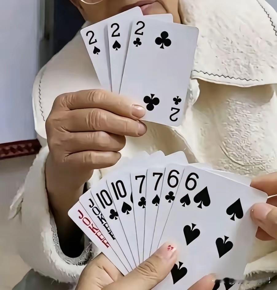 如果我没看错，怎么出牌都赢不了对方。