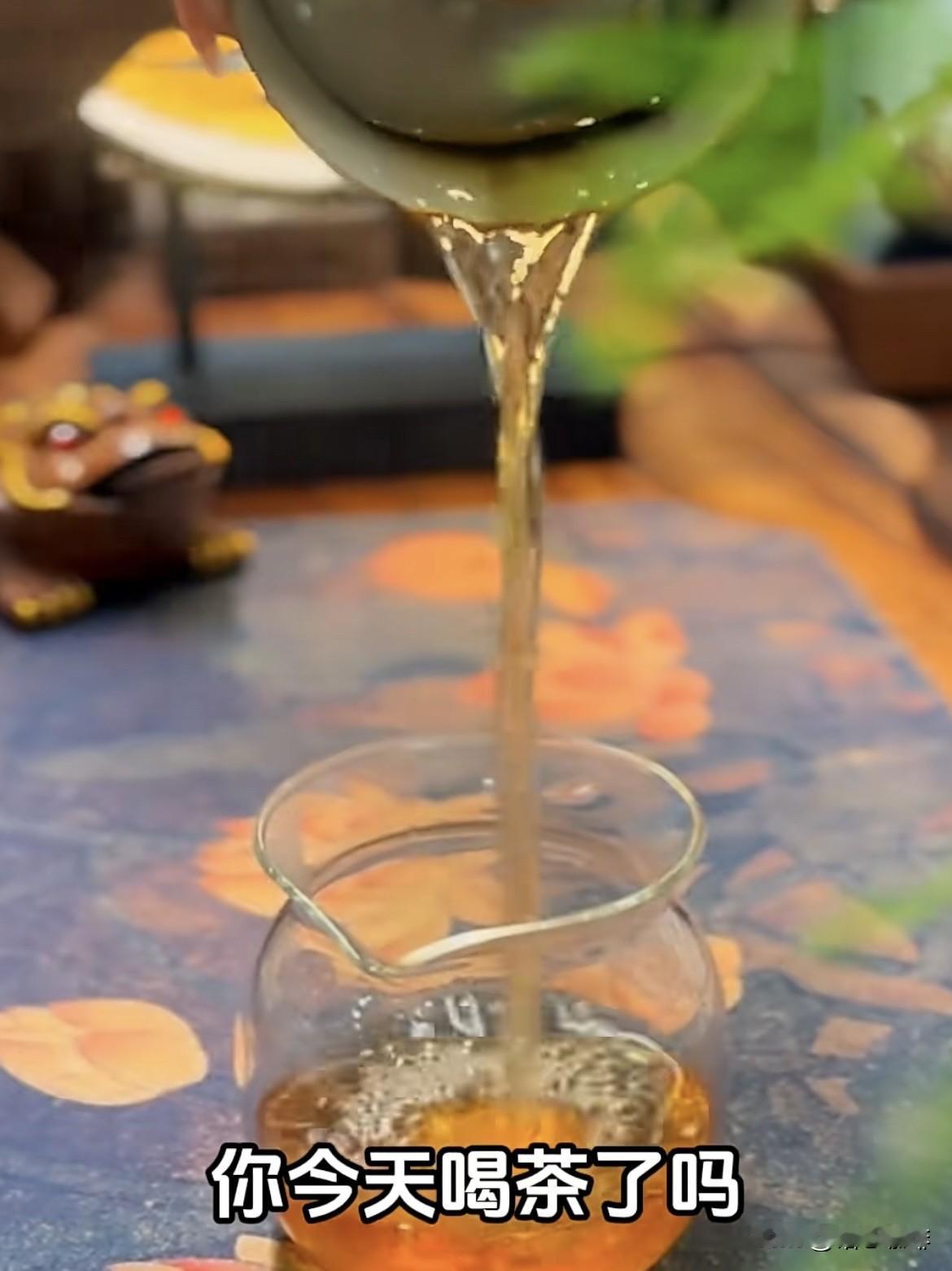 上联：清茶一杯谈天下
  下联：浊酒一壶论古今