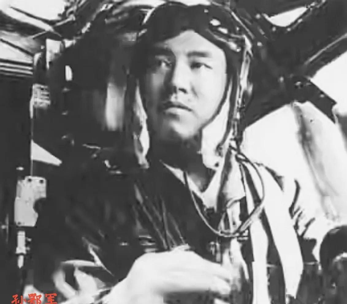 1983年，我军一架轰炸机演习时被战斗机撞去尾翼，飞行员立即找机场迫降。谁料第一