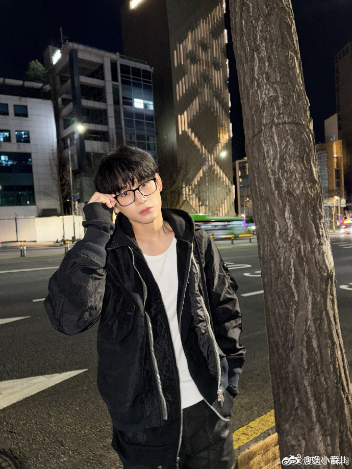 姚琛把粉丝喂得很饱 新专每首歌都有MV就算了📖还专门拍了纪录片，这种待遇以前真